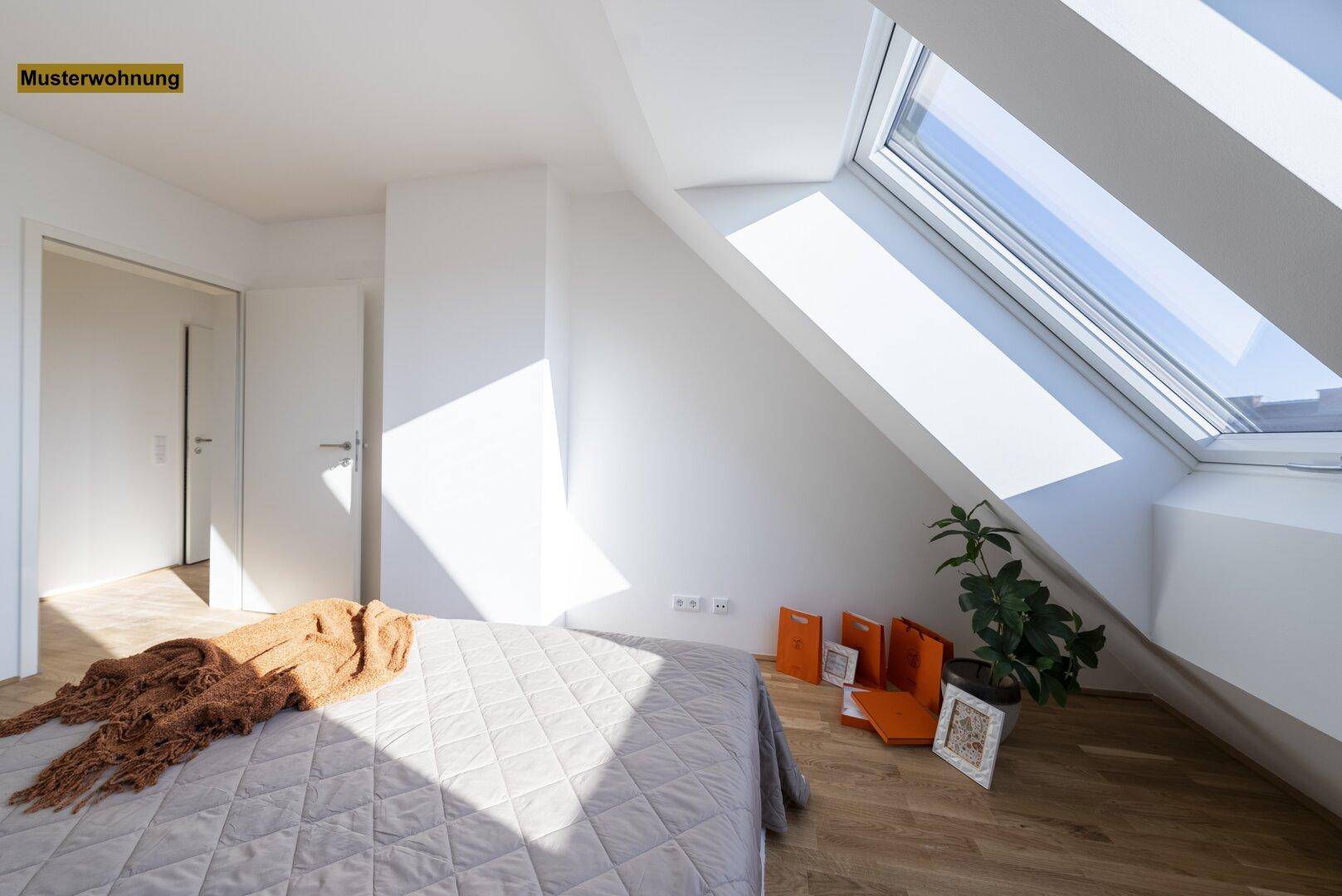 Lichtdurchflutetes Schlafzimmer mit Holzboden, Dachschrägen und einem großen Dachfenster, modern dekoriert.