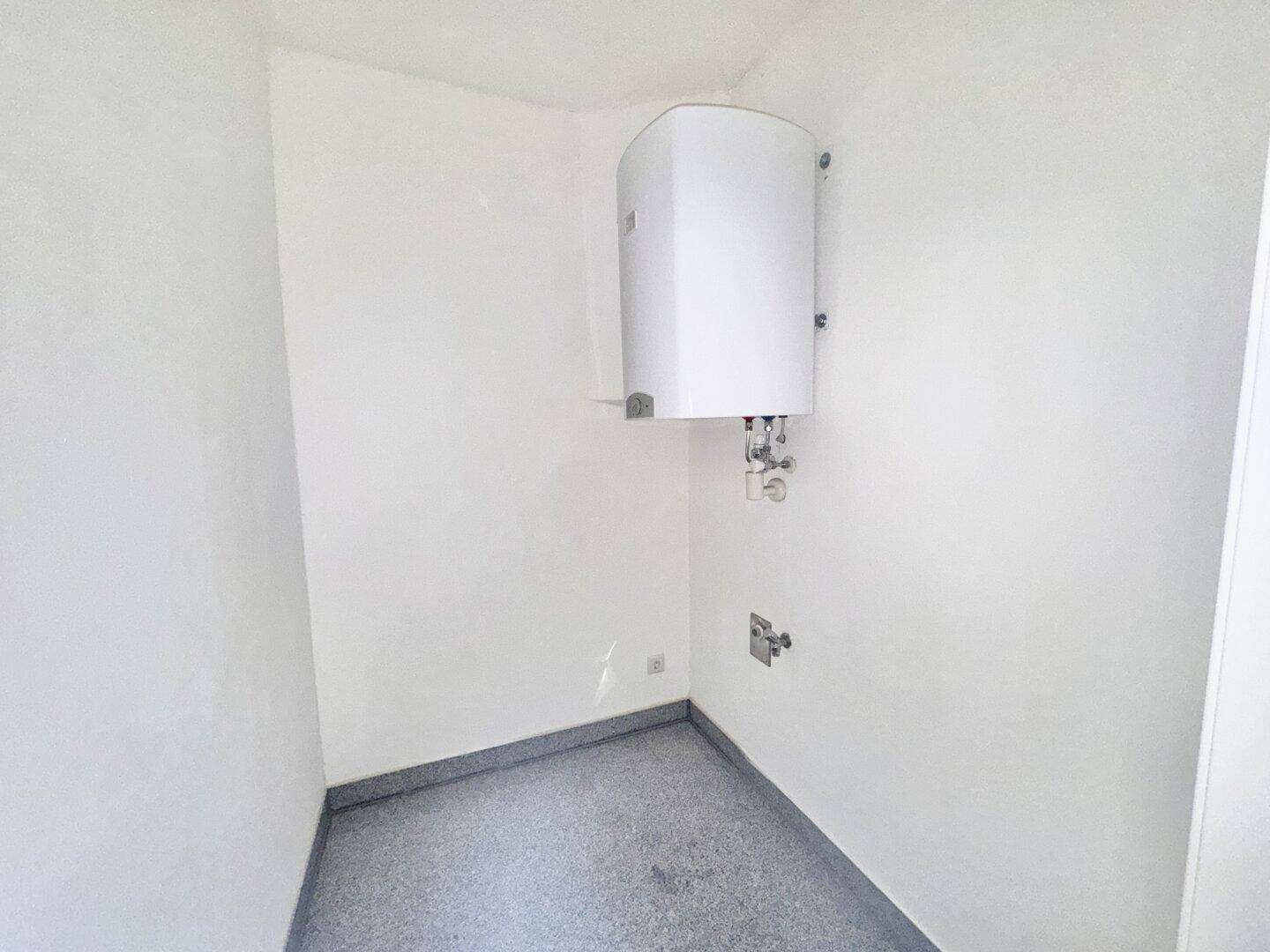 Kleiner Abstellraum mit Warmwasserboiler und pflegeleichtem Fliesenboden.