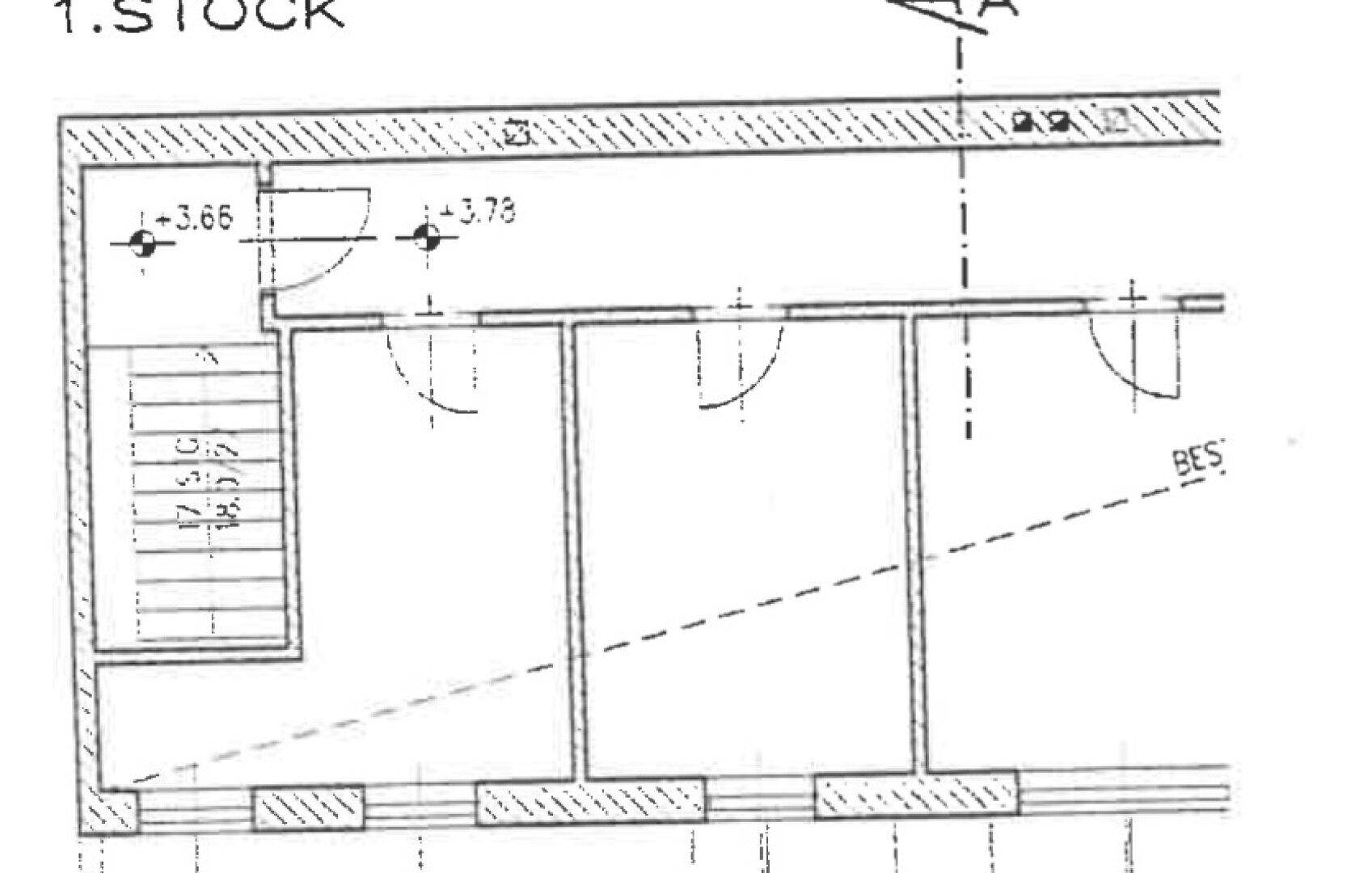 Detailansicht eines Grundrisses, die den Treppenbereich und angrenzende Räume im ersten Stock zeigt.