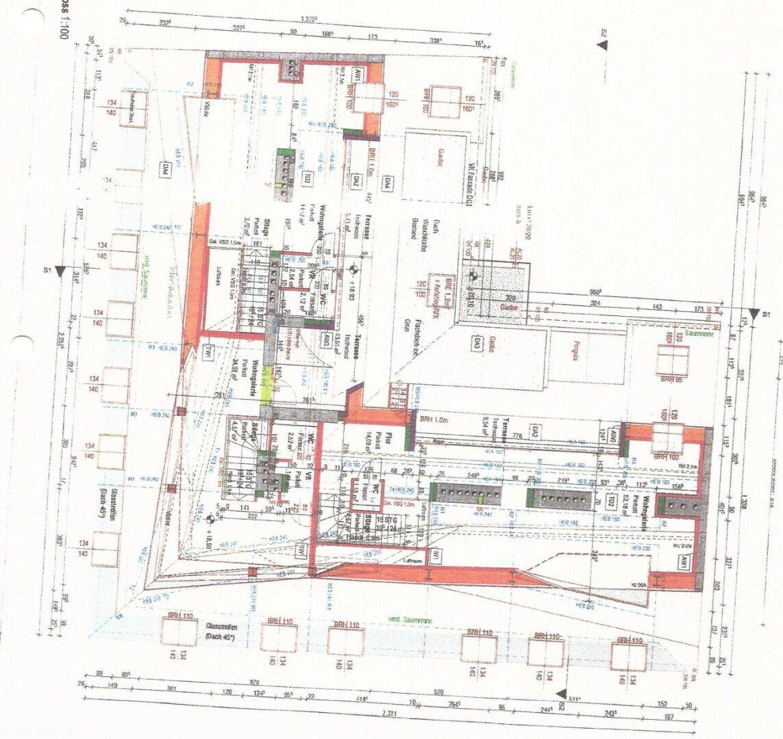 Übersichtlicher Grundriss einer Etage mit verschiedenen Wohneinheiten und Außenbereichen.