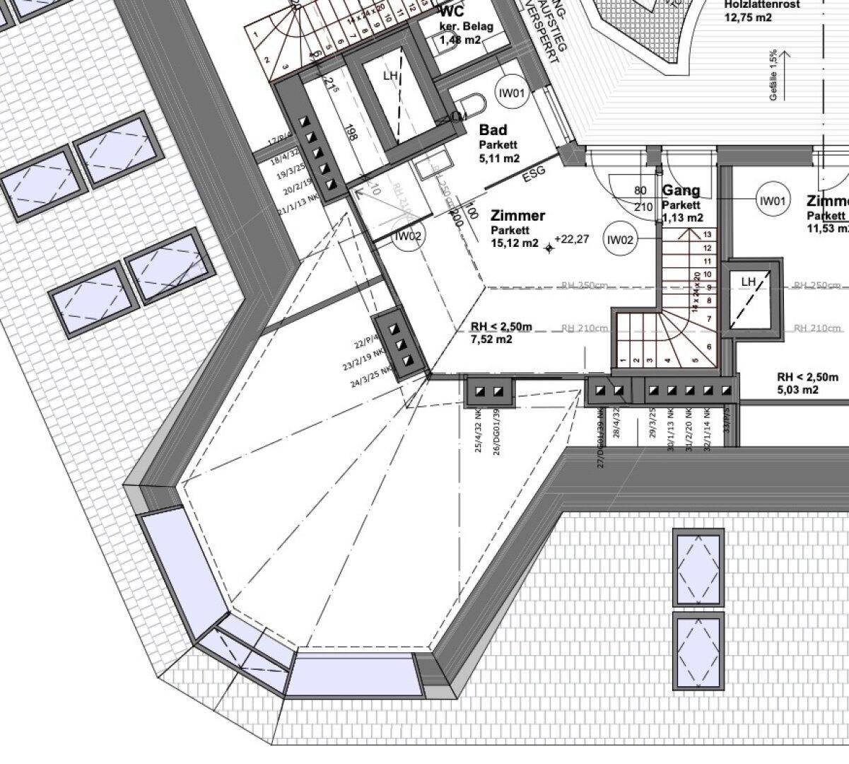 Detaillierter Grundriss mit Dachschrägen, Dachfenstern und mehreren Zimmern.