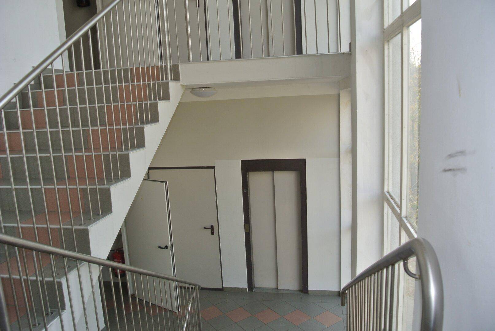 Stiegenhaus und Lift
