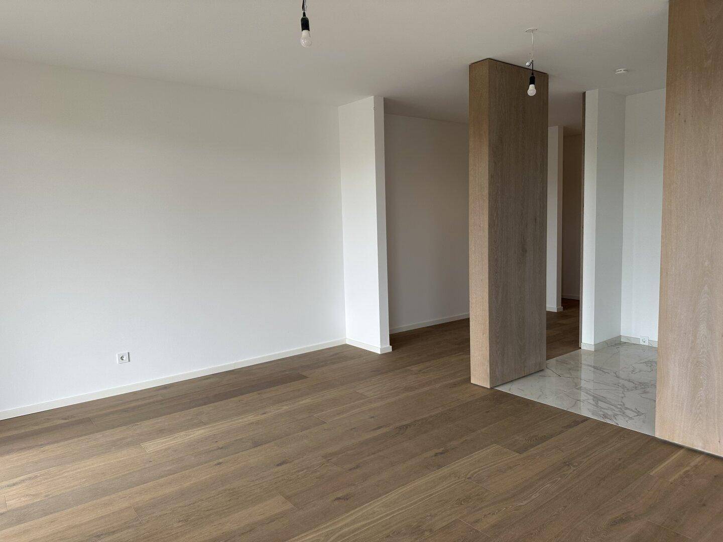 Wohnzimmer mit Blick zum Küchenbereich
