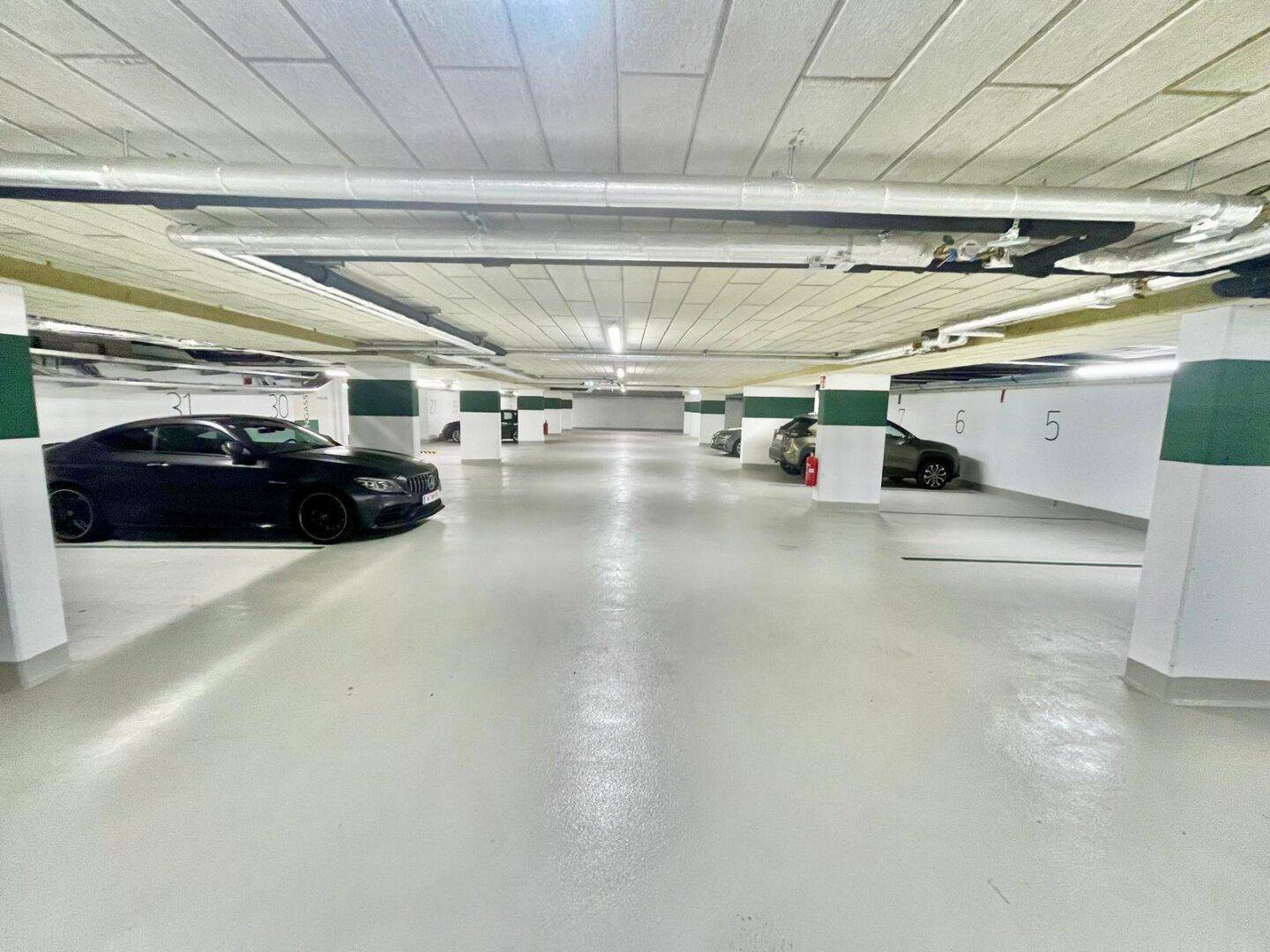 Moderne Tiefgarage mit klaren Markierungen und gepflegtem Boden.