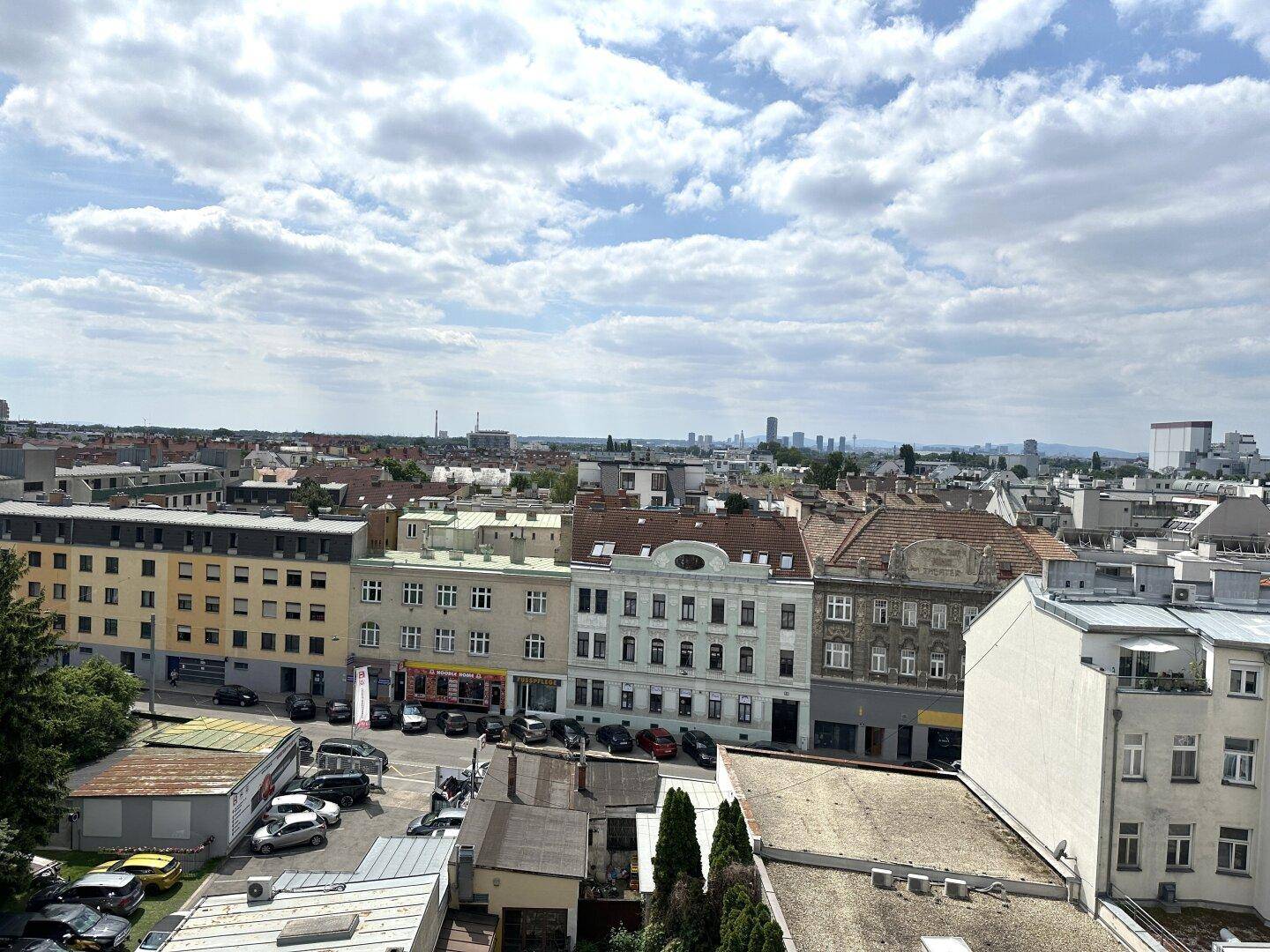 Panoramablick über die Stadt mit verschiedenen Gebäuden und einem weiten Himmel.