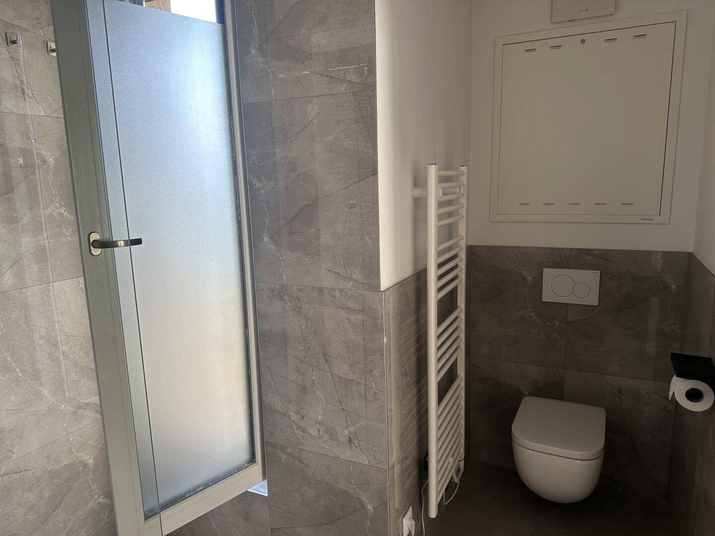 Badezimmer mit Fenster