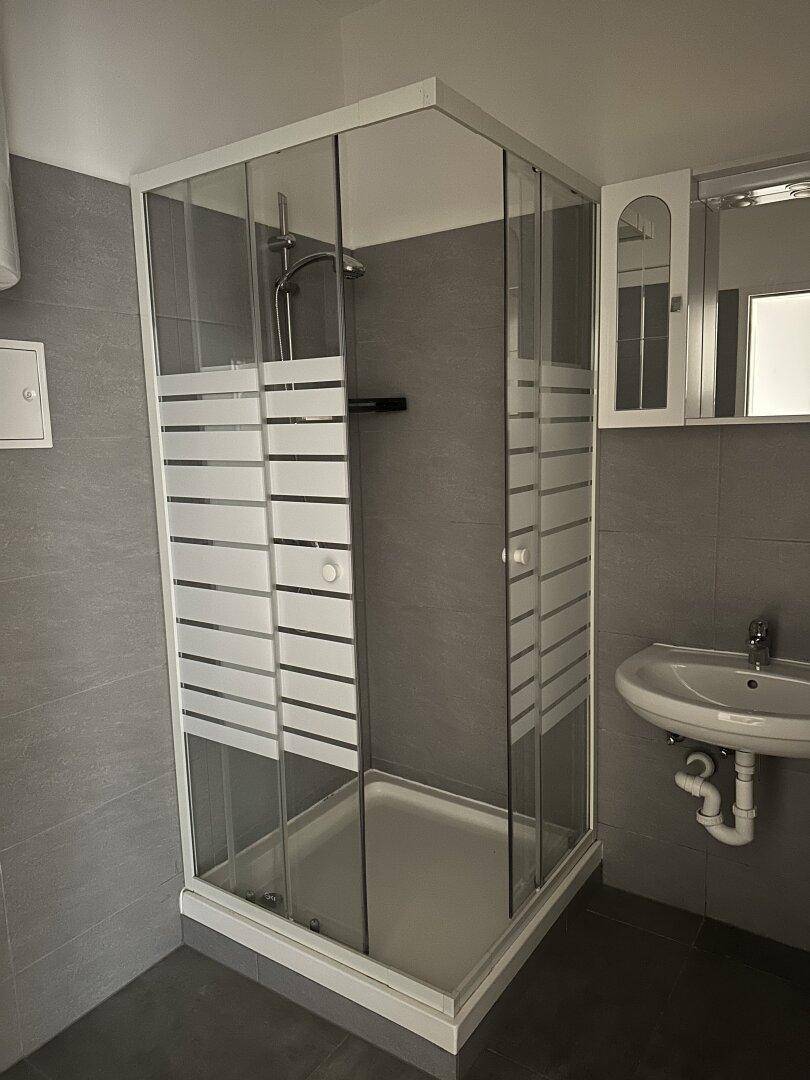 Badezimmer mit Dusche