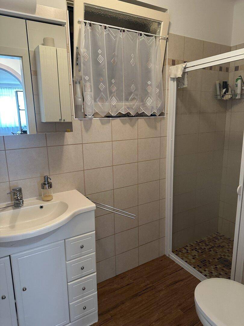 Badezimmer- Waschtisch/ Dusche/ WC