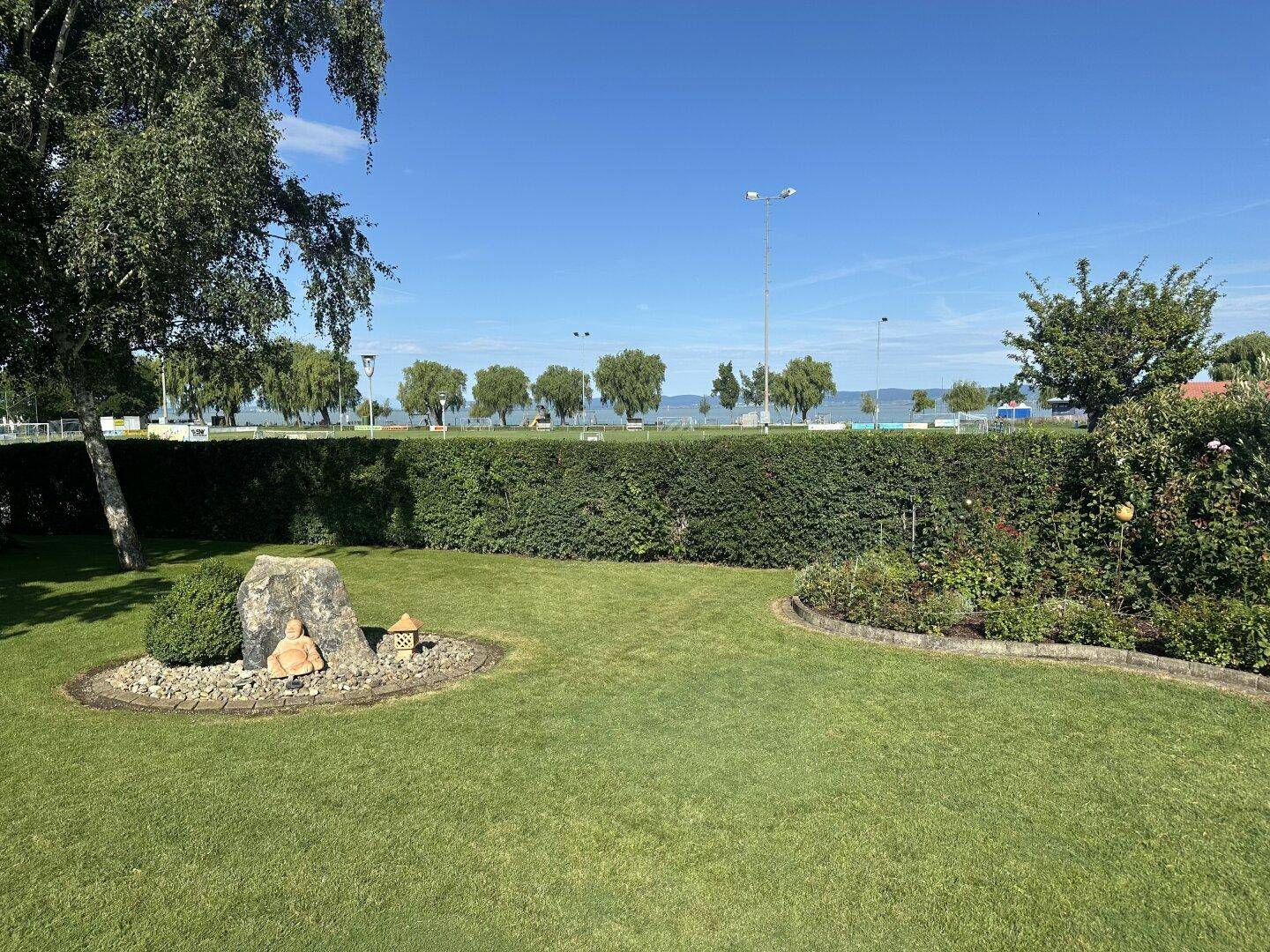 Garten- im Hintergrund der See