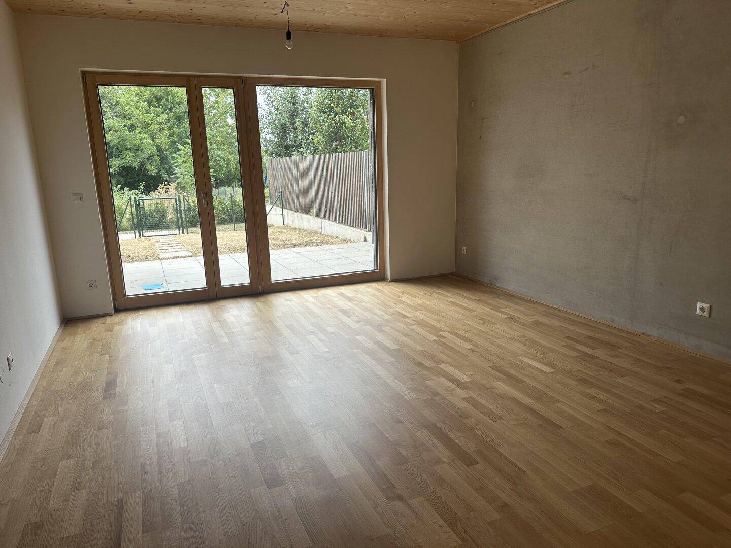 Wohnzimmer- dahinter der Garten