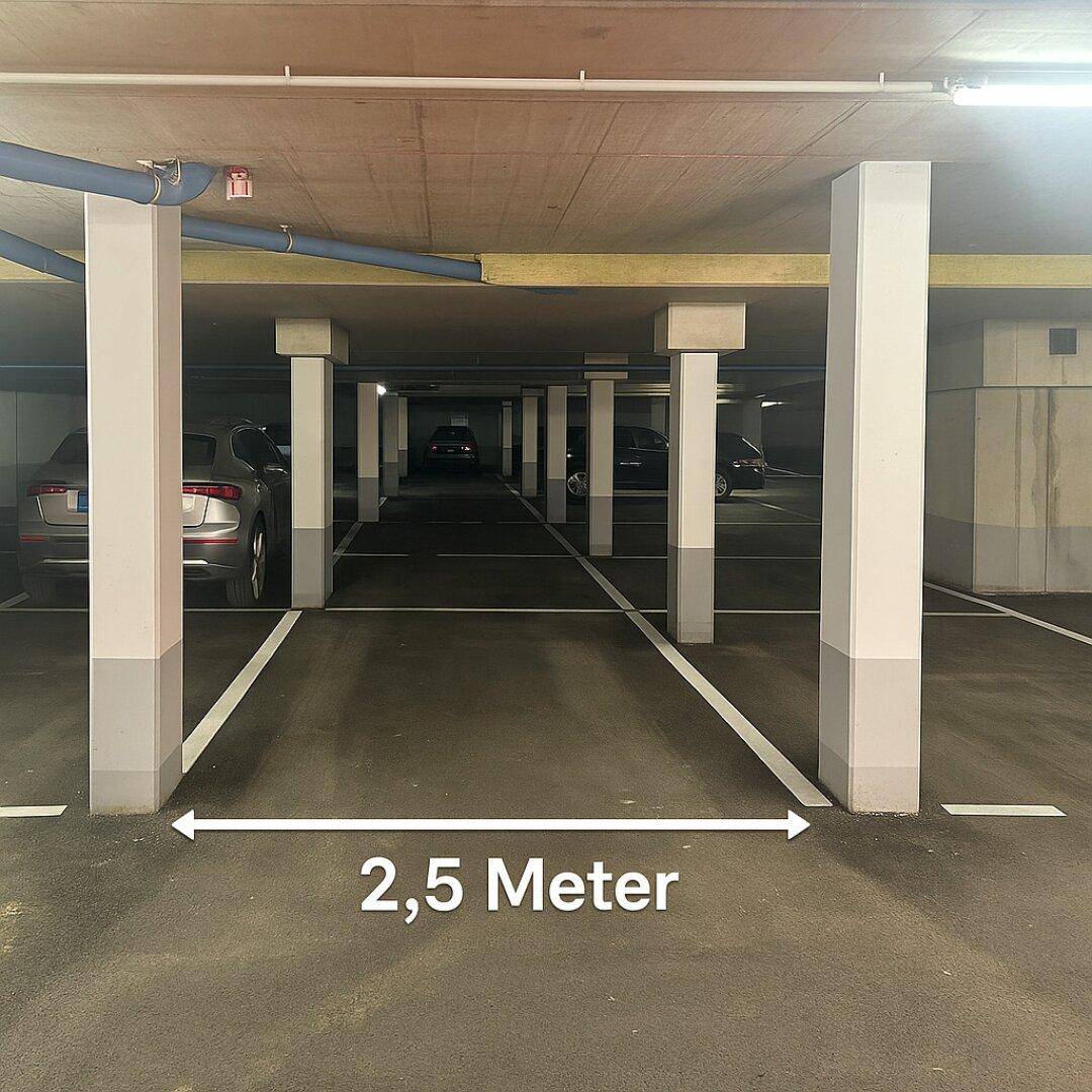 Tiefgarage mit markierten Stellplätzen und einer Breitenangabe von 2,5 Metern zwischen den Pfeilern.