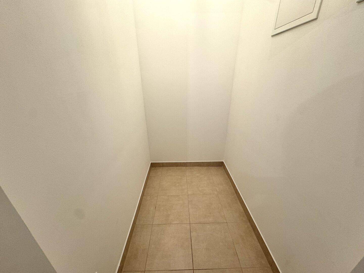 Praktischer Abstellraum mit Fliesenboden, ideal für zusätzlichen Stauraum.