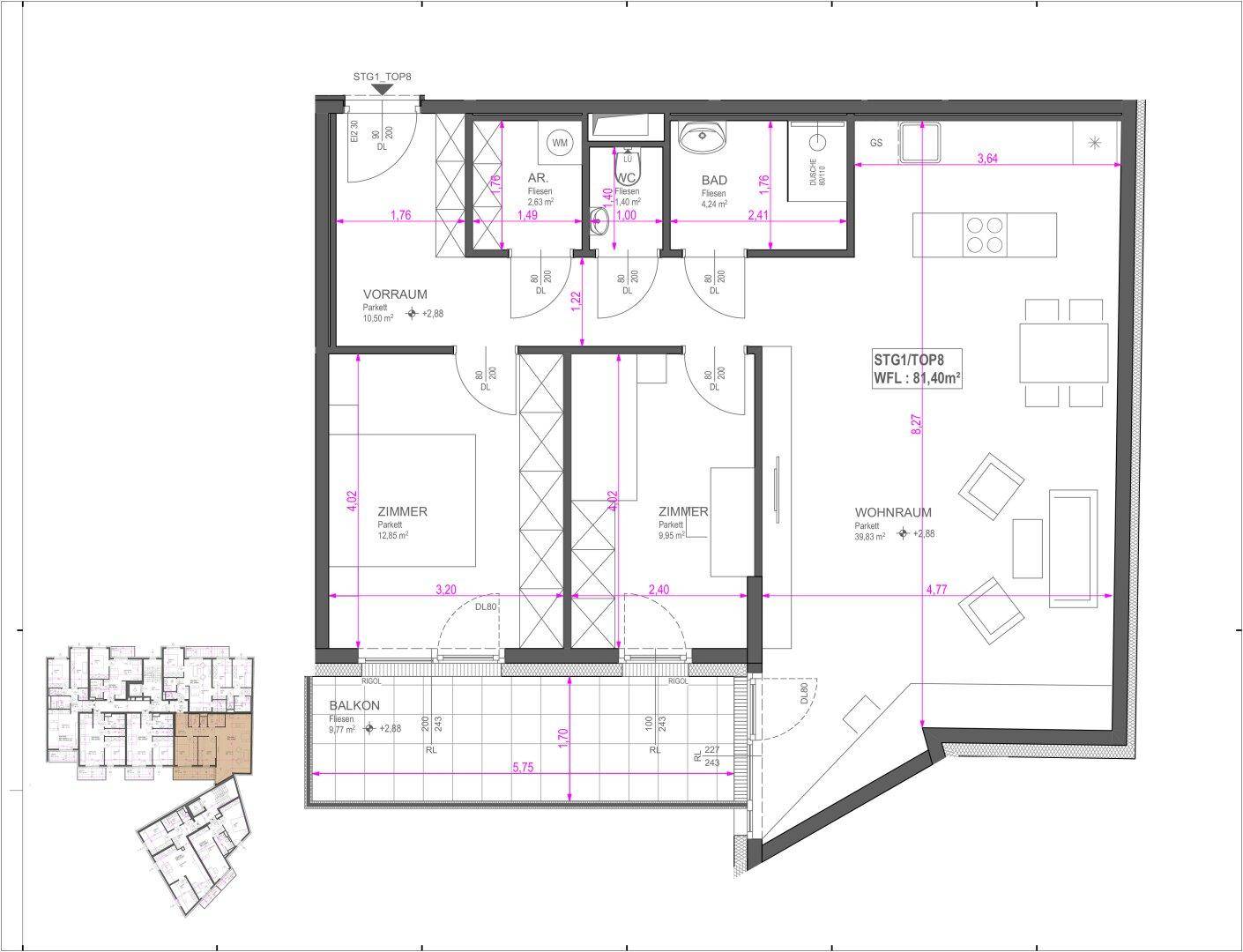 Übersichtlicher Grundriss einer 81,40m² großen Wohnung mit offenem Wohn-Essbereich, zwei Schlafzimmern und Balkonzugang.