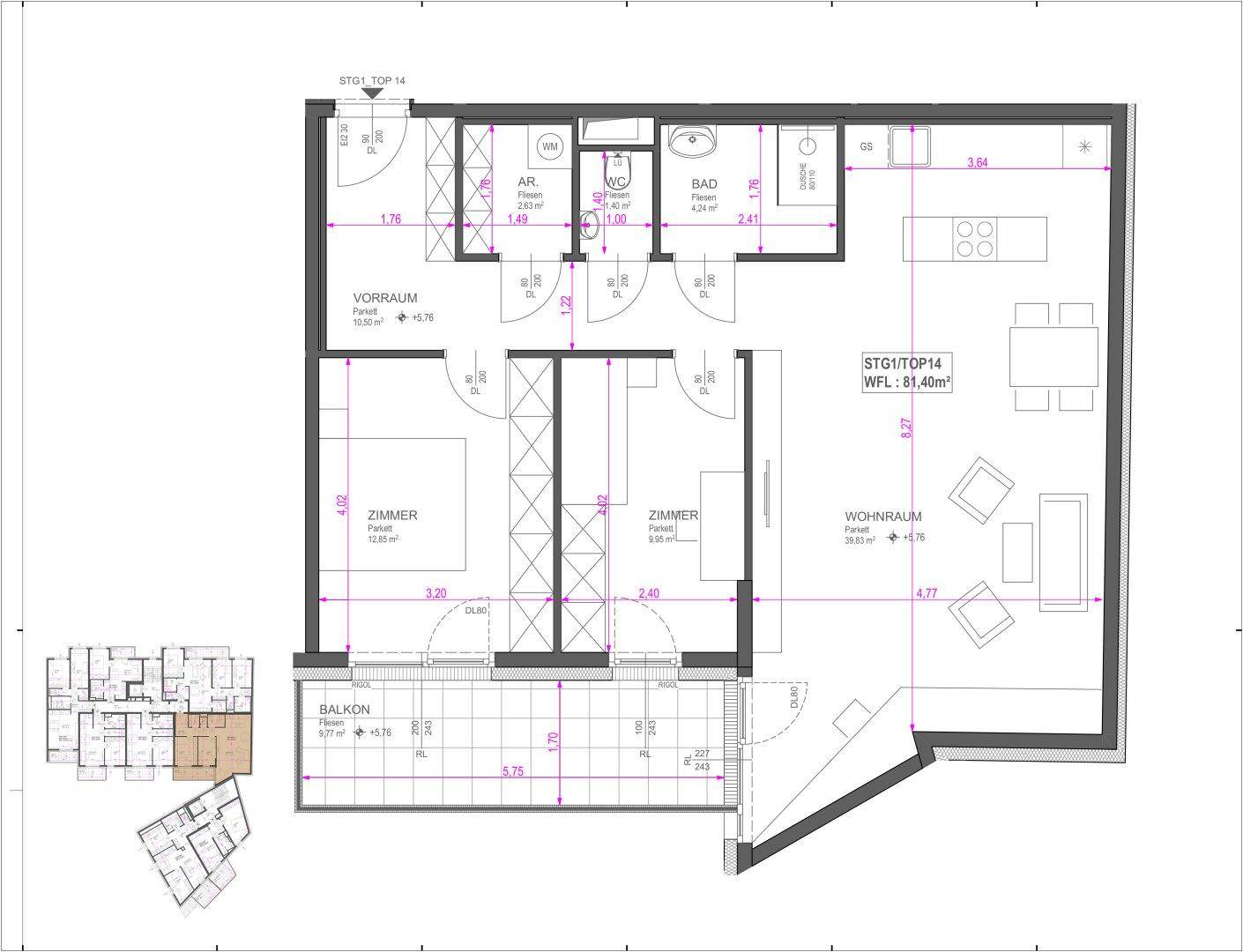 Grundriss einer Wohnung mit offenem Wohnbereich, zwei Zimmern, Bad, separatem WC und Balkon.