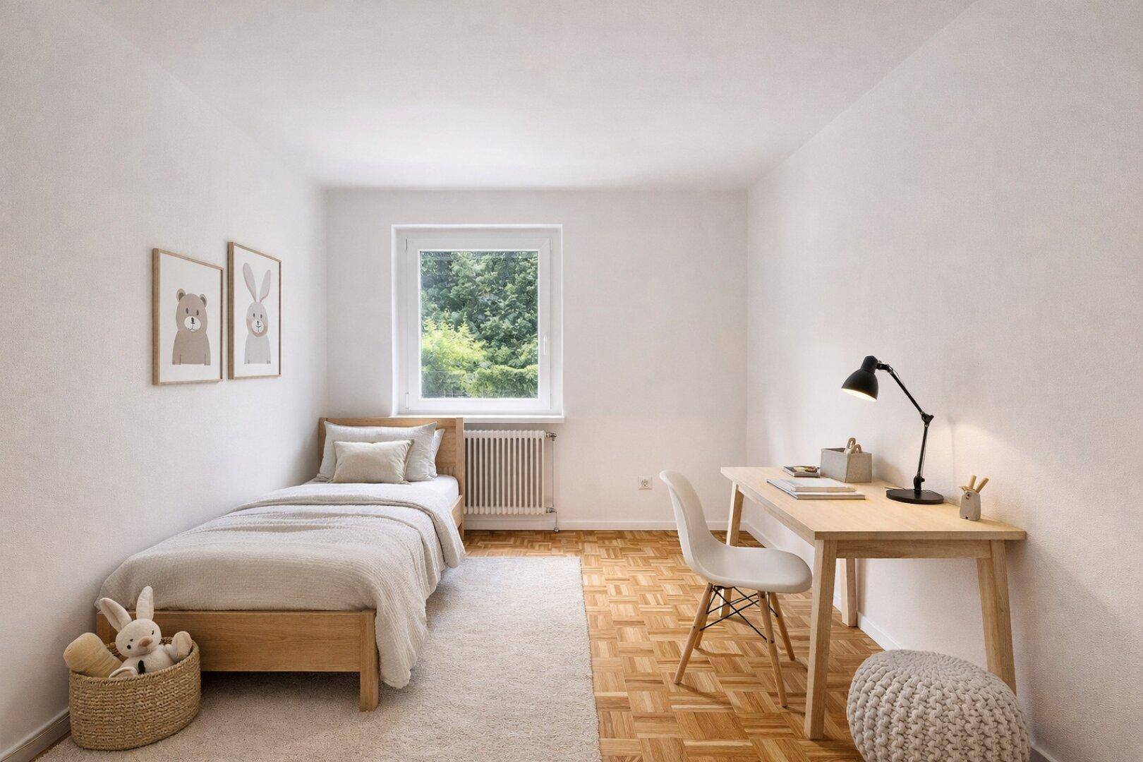 Kinderzimmer mit Einzelbett, Schreibtisch und Parkettboden, hell und funktional.