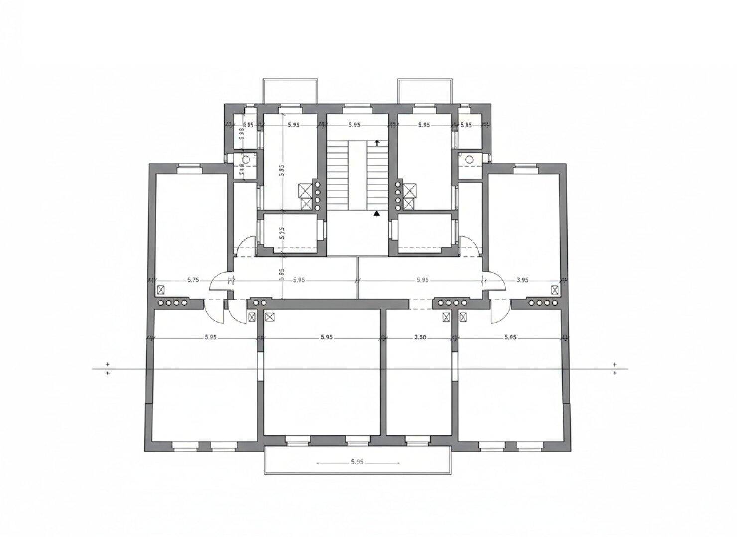 Grundrissplan einer Etage mit mehreren Räumen und zentralem Treppenhaus.