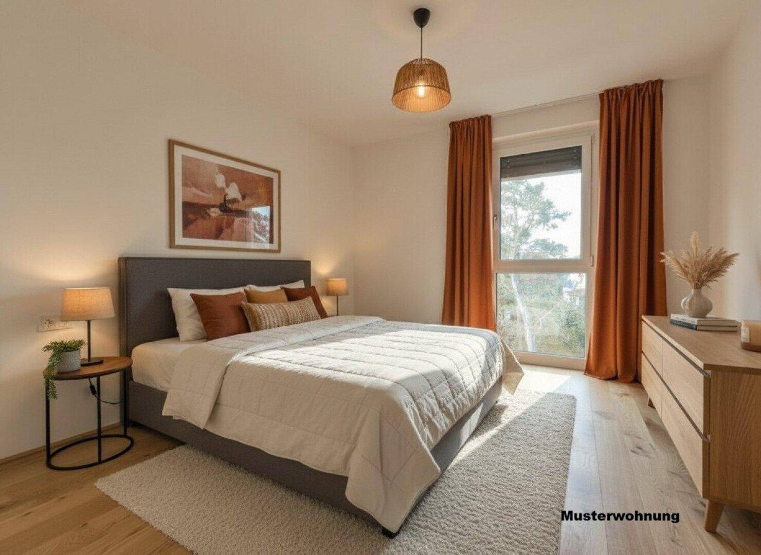 Gemütliches Schlafzimmer mit Holzboden, Doppelbett und warmen Farbakzenten durch Vorhänge und Dekoration.