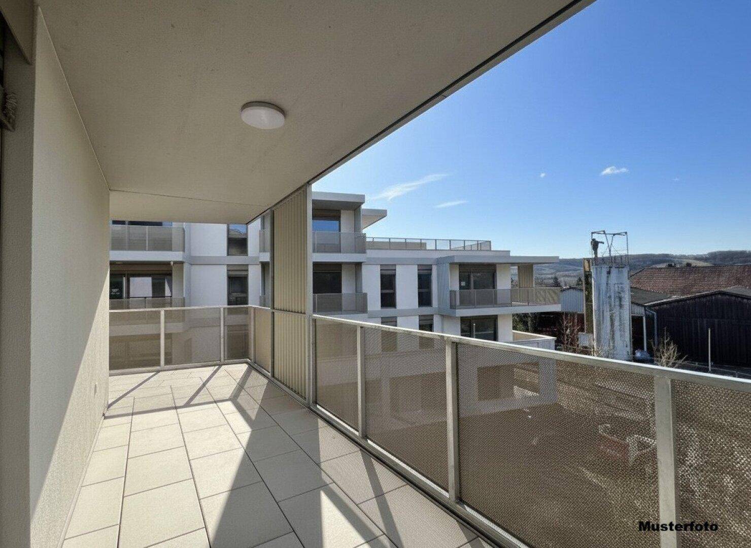 Balkon mit Blick auf die moderne Architektur des Wohnkomplexes und die Umgebung.