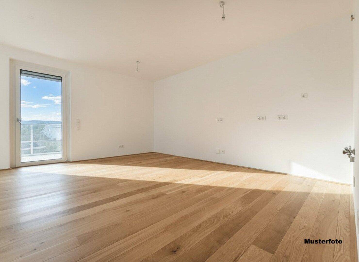Helles Schlafzimmer mit Holzboden und Fenster mit weitem Ausblick.