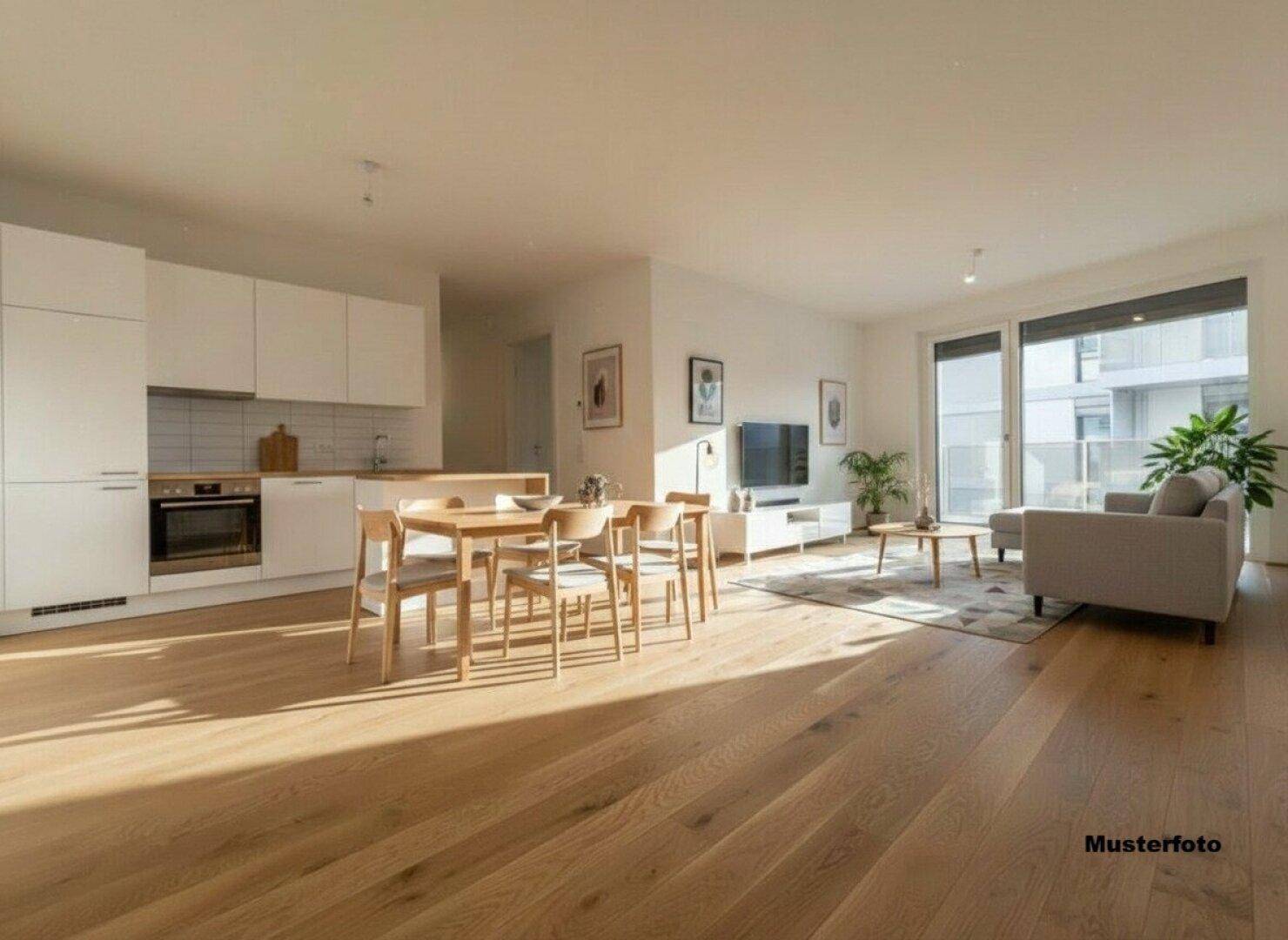 Moderner offener Wohn-Essbereich mit integrierter Küche und Zugang zum Balkon.