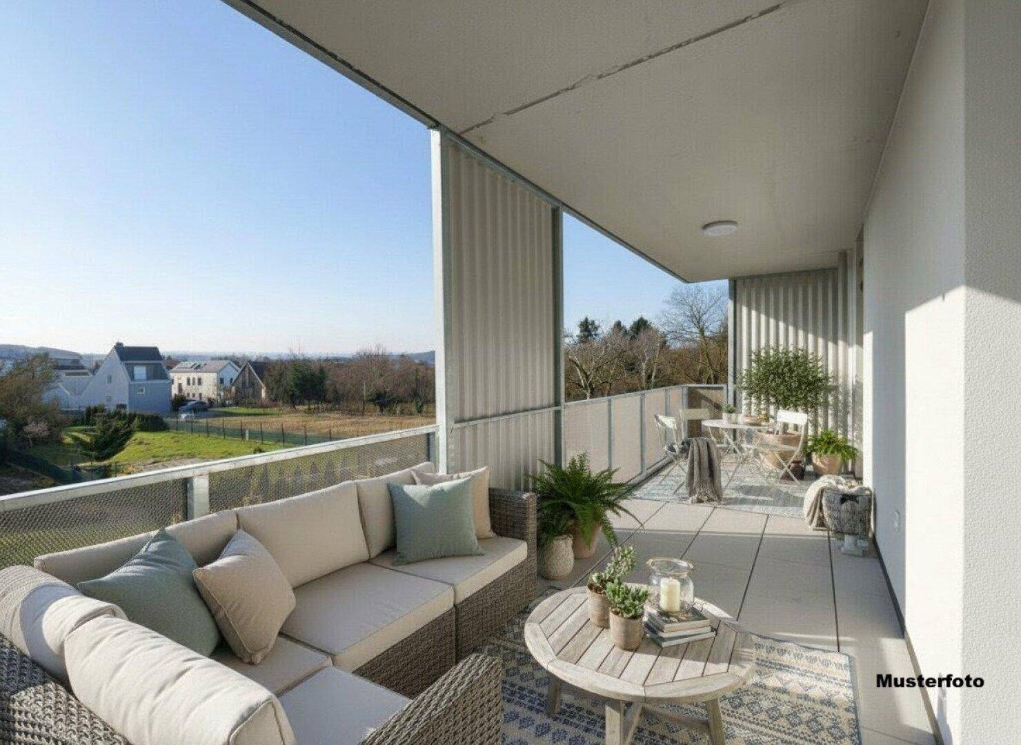 Großer, möblierter Balkon mit bequemen Sitzgelegenheiten und weitem Blick ins Grüne.