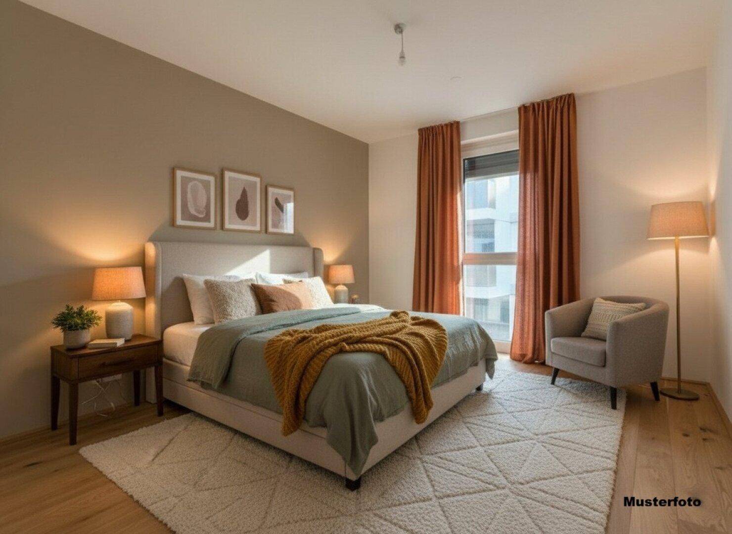 Gemütliches Schlafzimmer mit Doppelbett, Nachttischen und warmen Farbakzenten.