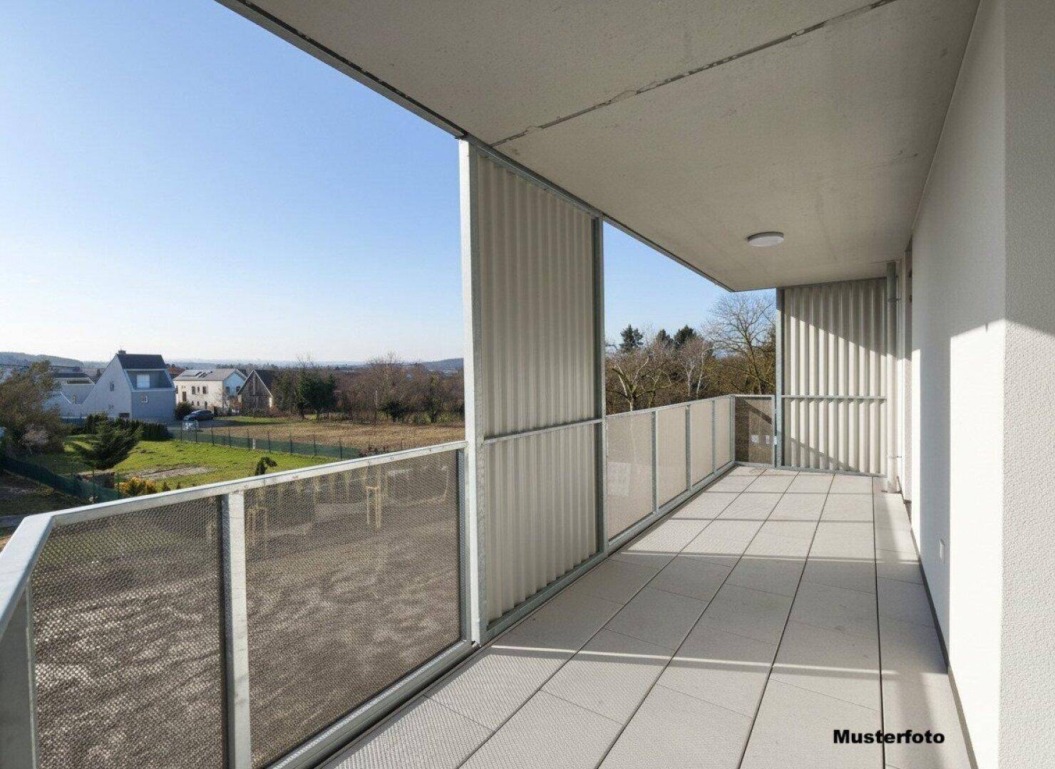 Geräumiger Balkon mit Fliesenboden und Metallgeländer, bietet einen weiten Ausblick.