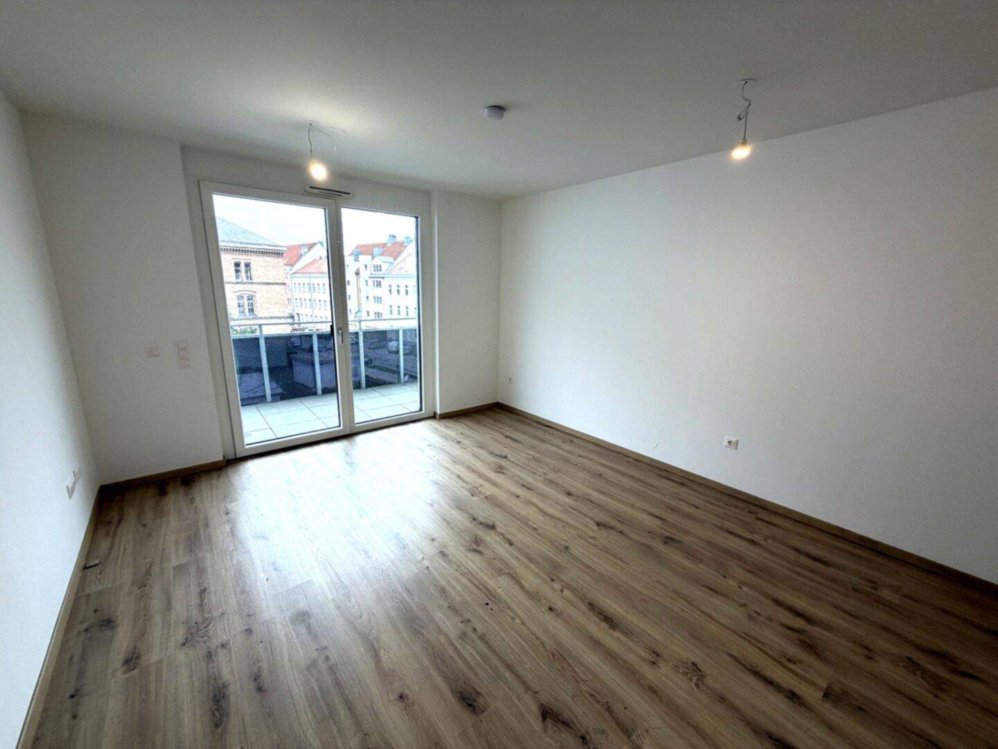 SOFORT VERFÜGBAR! FUßLÄUFIG ZU BAHNHOF &amp; HAUPTPLATZ! INKL BALKON! - Ansicht 5