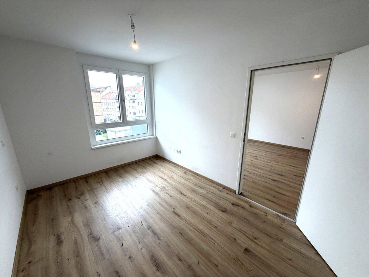 SOFORT VERFÜGBAR! FUßLÄUFIG ZU BAHNHOF &amp; HAUPTPLATZ! INKL BALKON! - Ansicht 6