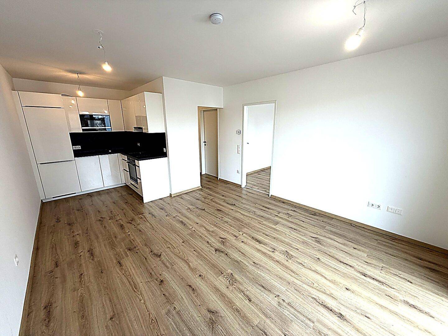 SOFORT VERFÜGBAR! FUßLÄUFIG ZU BAHNHOF &amp; HAUPTPLATZ! INKL BALKON! - Ansicht 4