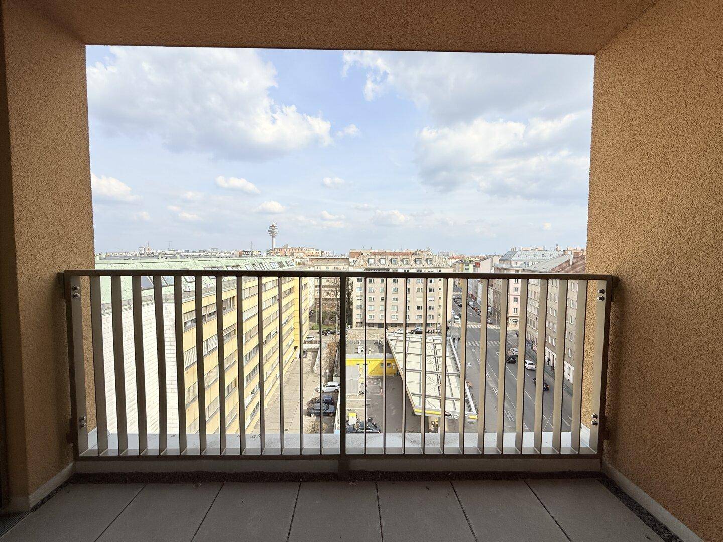 Balkon mit weitem Stadtblick und Fliesenboden, ideal zum Entspannen im Freien.