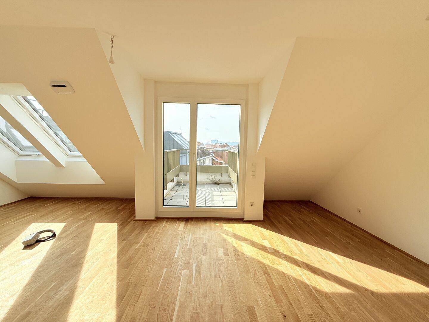 Großzügiger Dachgeschossraum mit Terrassenzugang und viel natürlichem Licht, bereit zum Einzug.