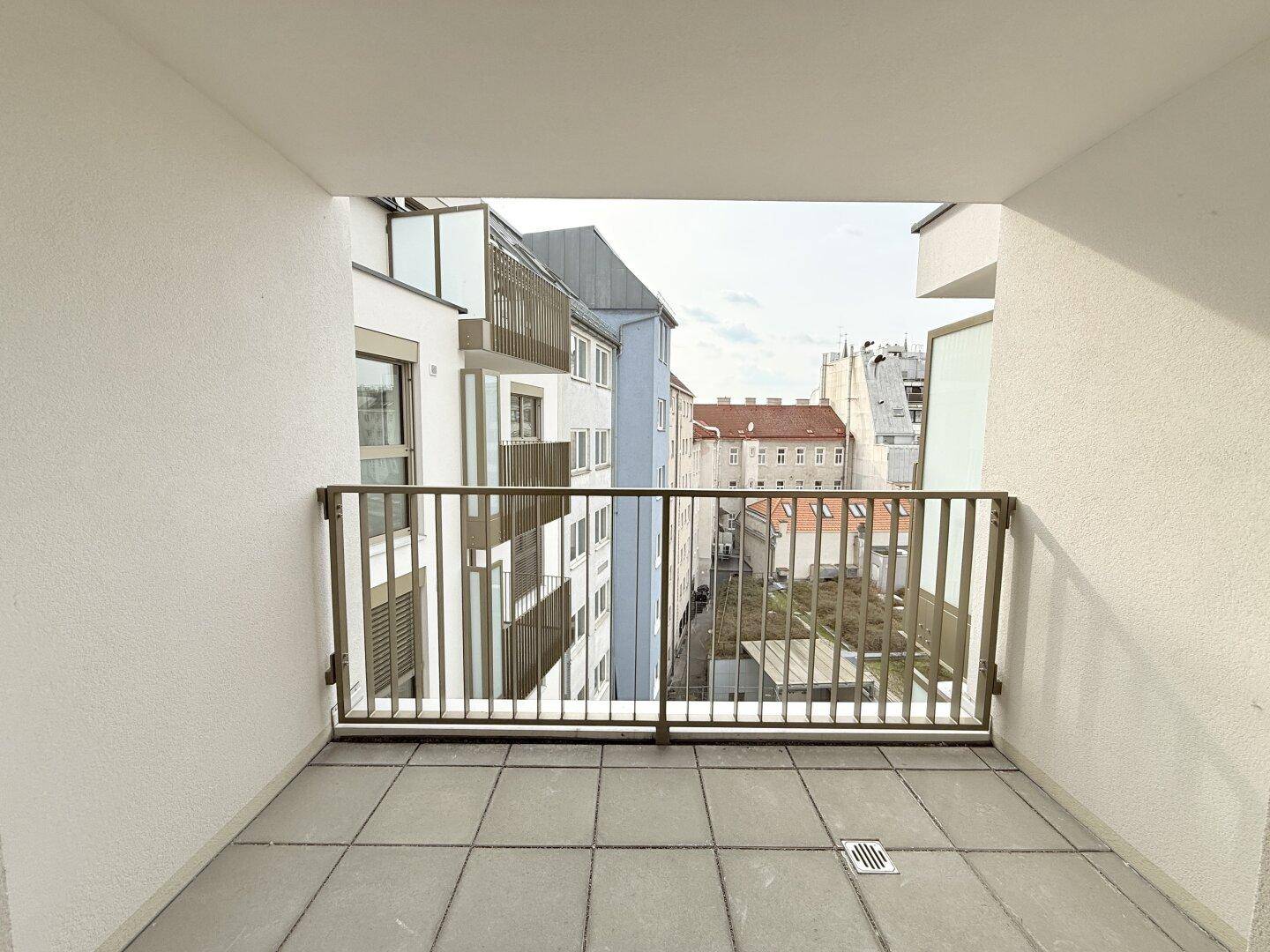 Balkon mit Stadtblick und Metallgeländer, ideal für entspannte Stunden im Freien und urbanes Flair.