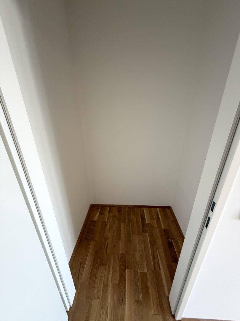 Praktischer Abstellraum mit Parkettboden, ideal für zusätzlichen Stauraum im Apartment.