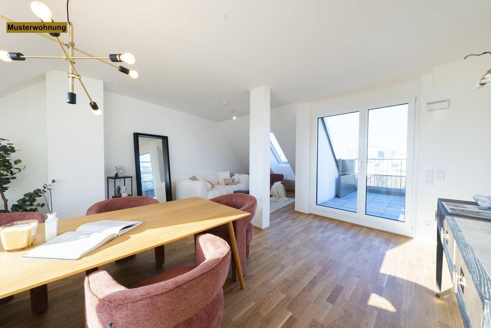 Geräumiger Wohn-Essbereich mit Zugang zur Terrasse und viel Tageslicht.