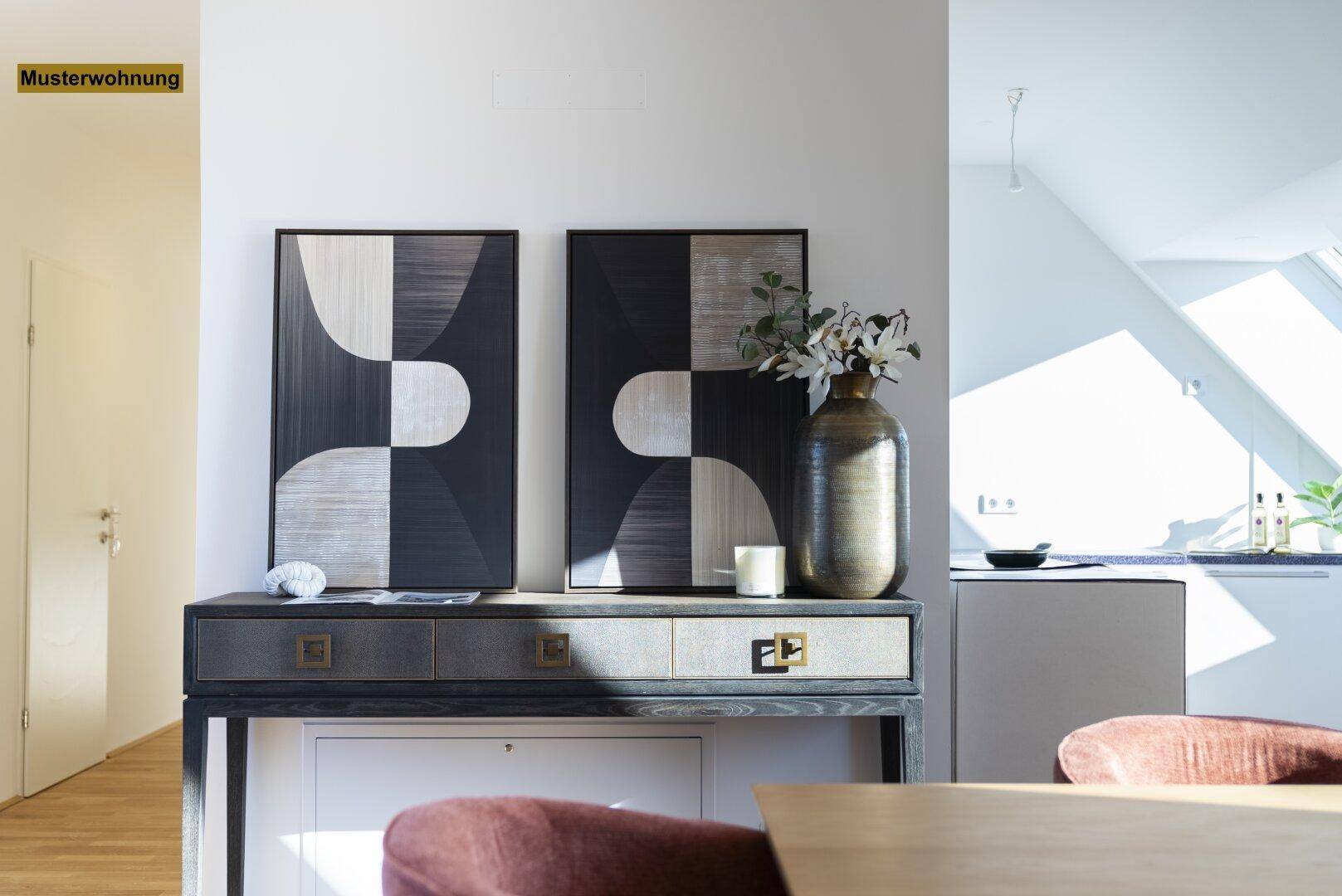 Detailansicht des Sideboards mit Kunstwerken im offenen Wohn-Essbereich.