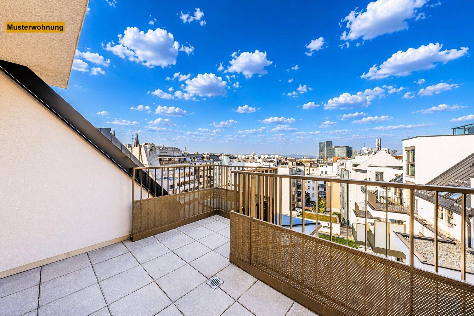Weitläufige Dachterrasse mit Panoramablick über die Stadt und umliegende Gebäude.