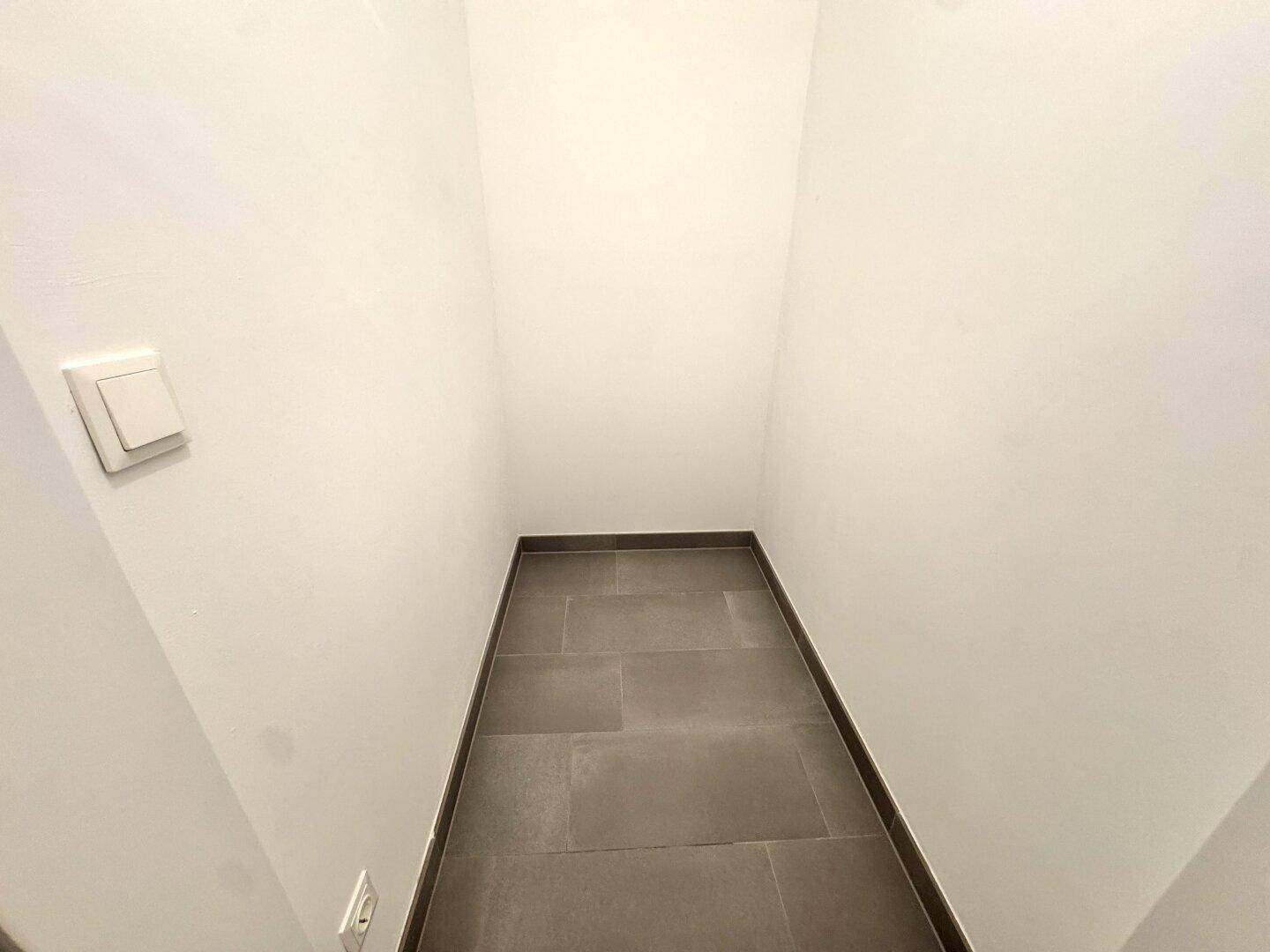 Praktischer Abstellraum mit Fliesenboden, ideal für zusätzlichen Stauraum.