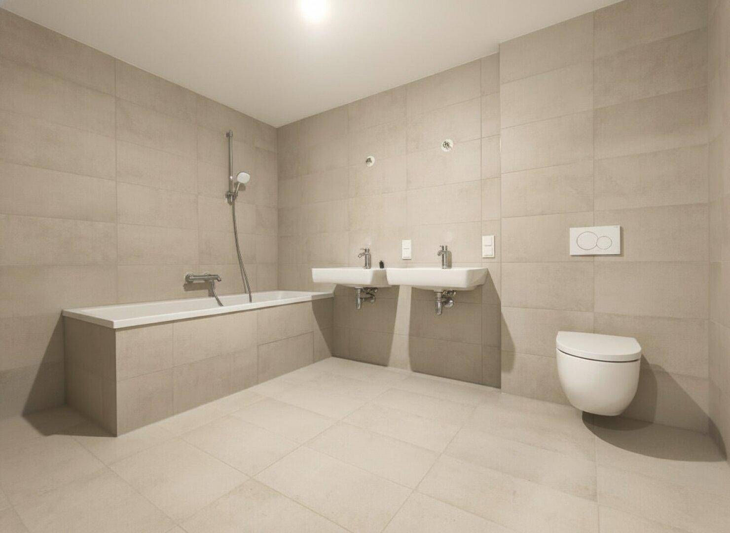 Modernes Badezimmer mit Doppelwaschbecken, Badewanne und Wand-WC in neutralen Farben.