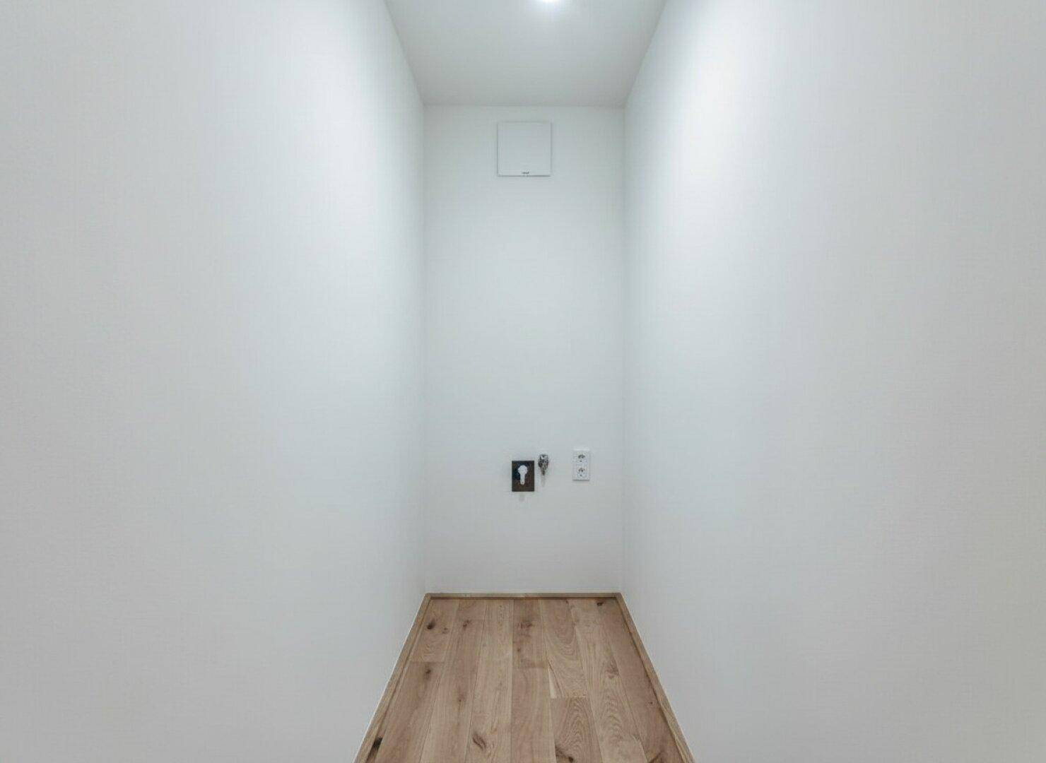 Kleiner Hauswirtschaftsraum mit Anschlüssen für Waschmaschine und Trockner.