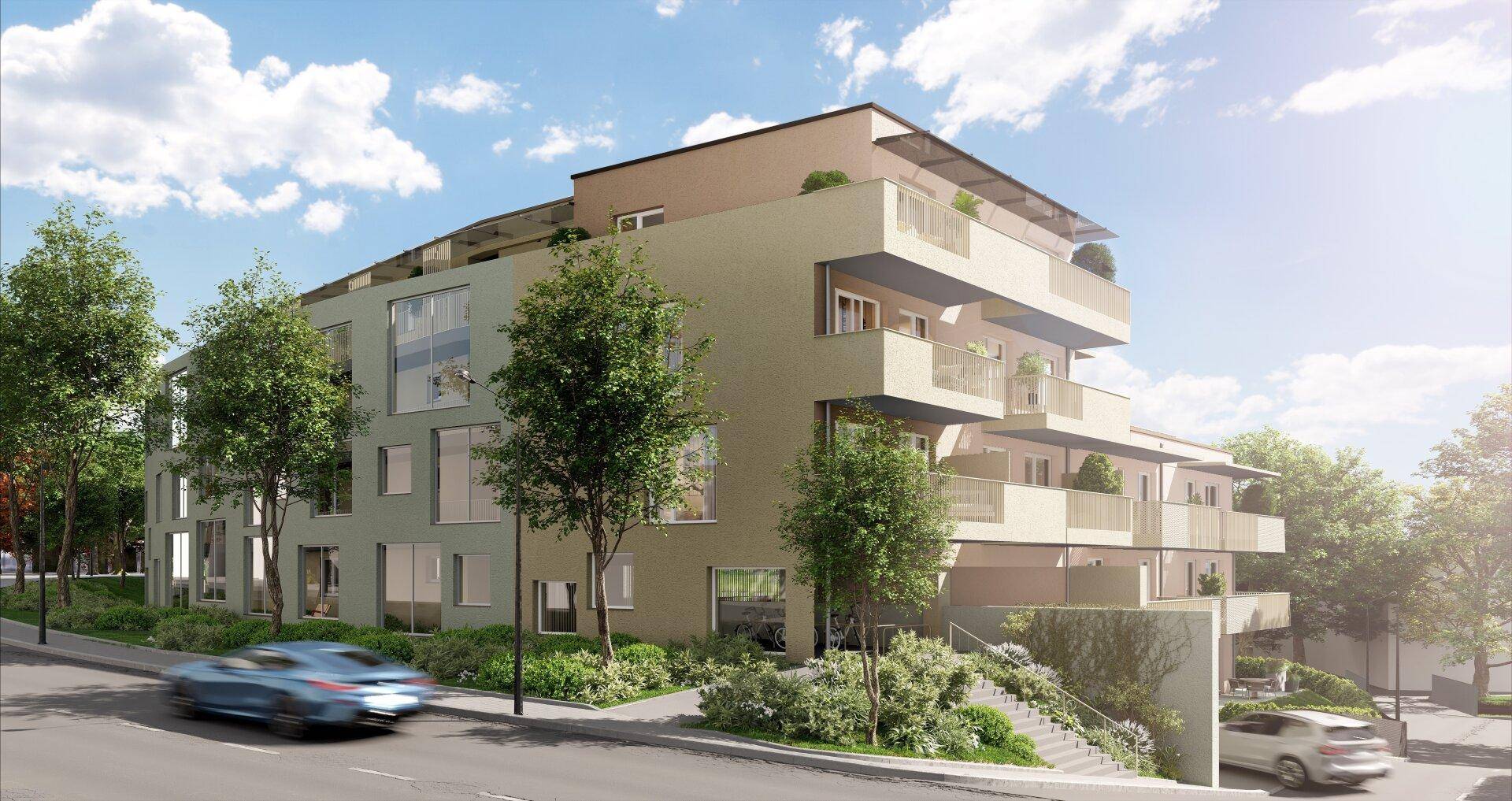 Modernes Mehrfamilienhaus mit gestaffelten Balkonen und großen Fenstern an einer Straße.