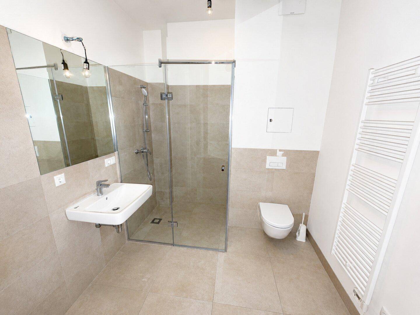 Modernes Badezimmer mit begehbarer Dusche, Wand-WC und beheiztem Handtuchhalter.