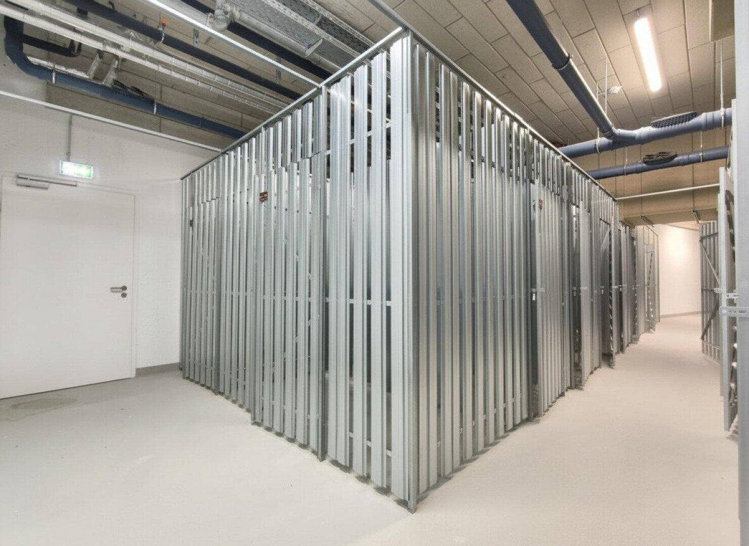 Abstellräume im Untergeschoss mit Metallabtrennungen, bieten zusätzlichen Stauraum für Bewohner.