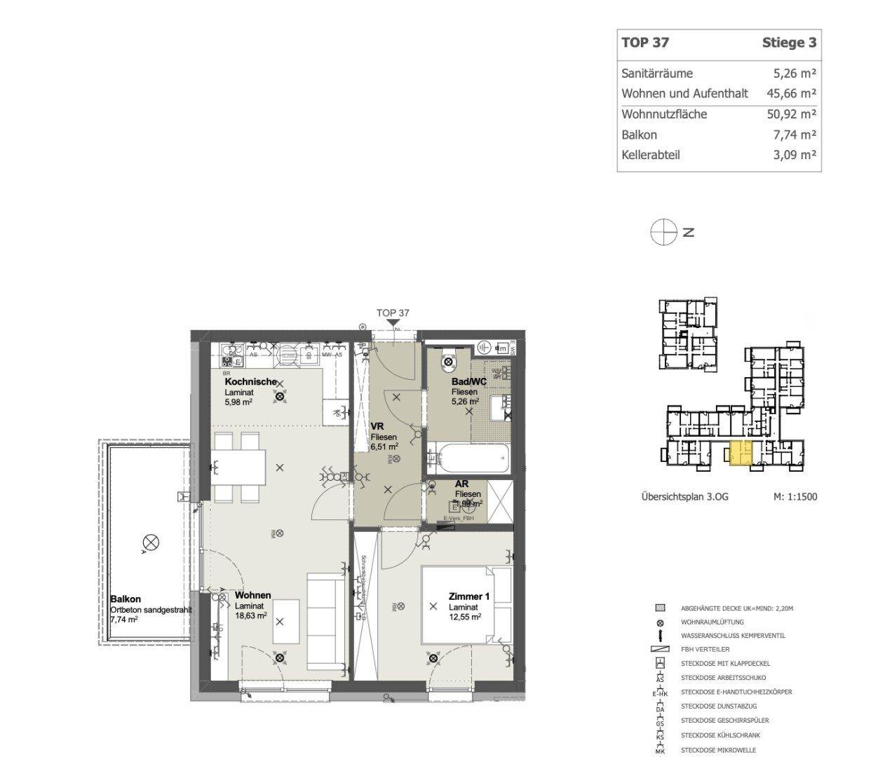 Grundriss der Wohnung TOP 37 mit offenem Wohnbereich, Balkon und Kellerabteil.