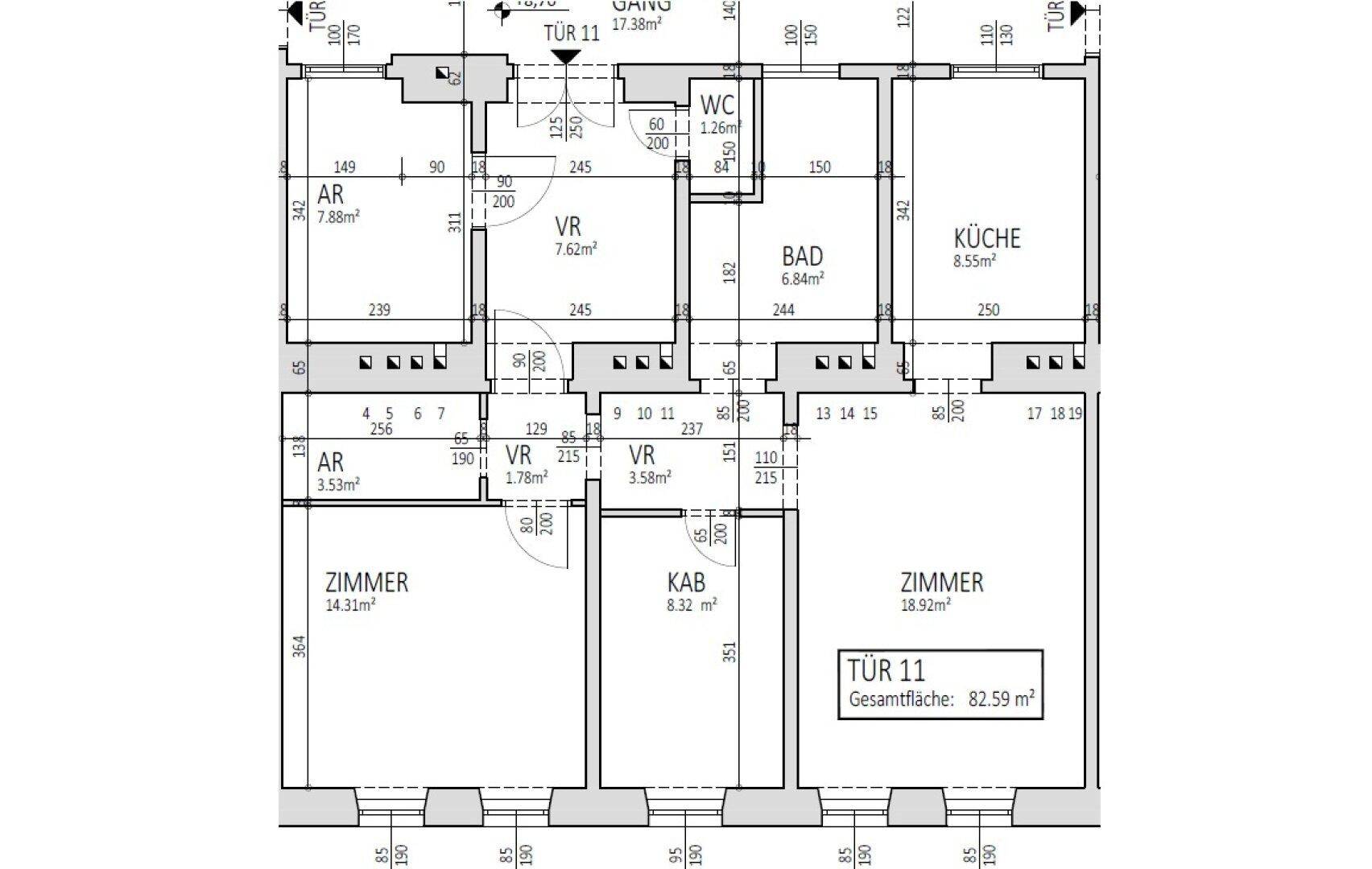 Grundriss einer Wohnung mit mehreren Zimmern, Bad, WC und Abstellräumen.