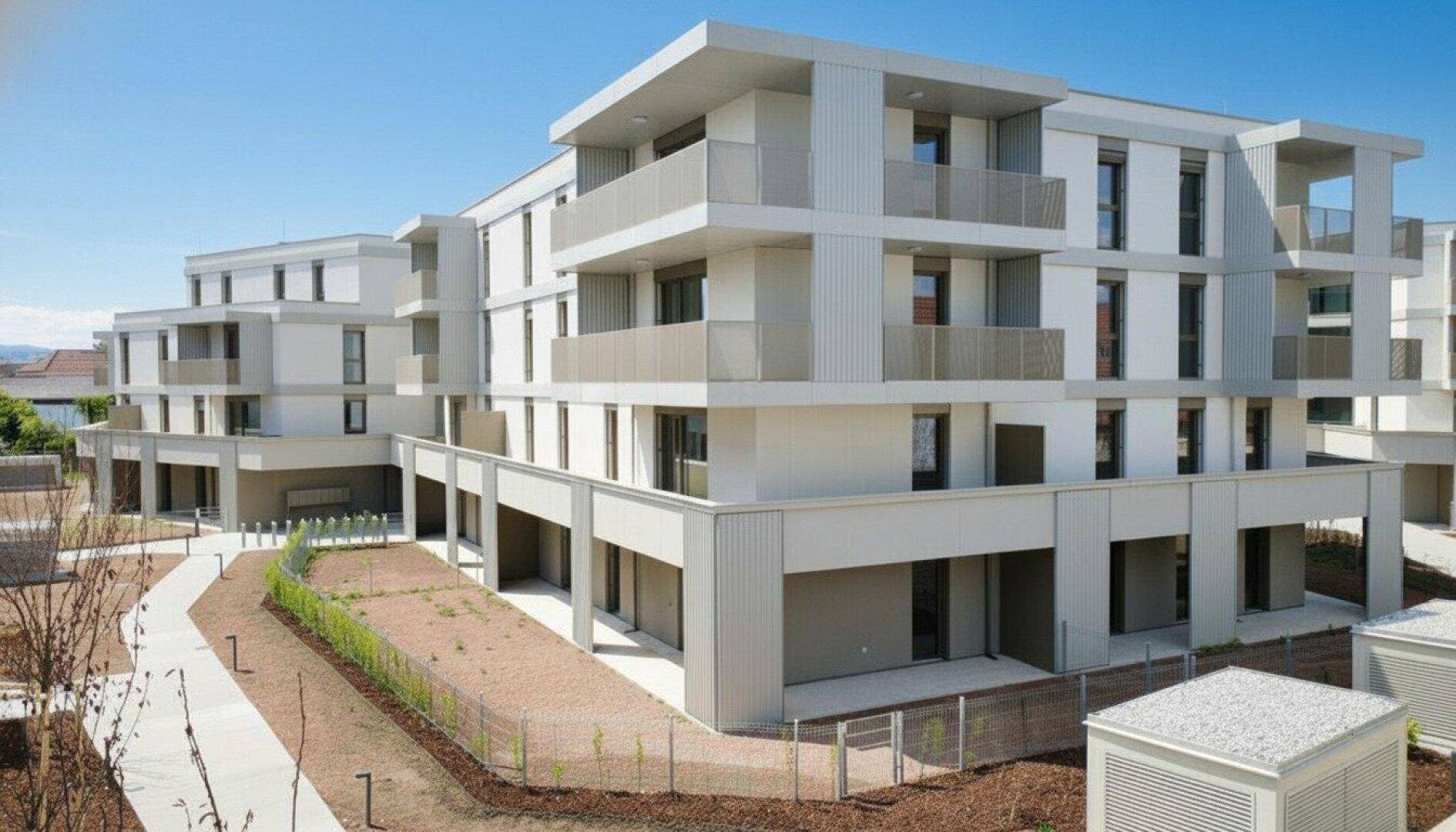 Moderne Wohnanlage mit klaren Linien, Balkonen und einem neu angelegten Innenhofbereich.
