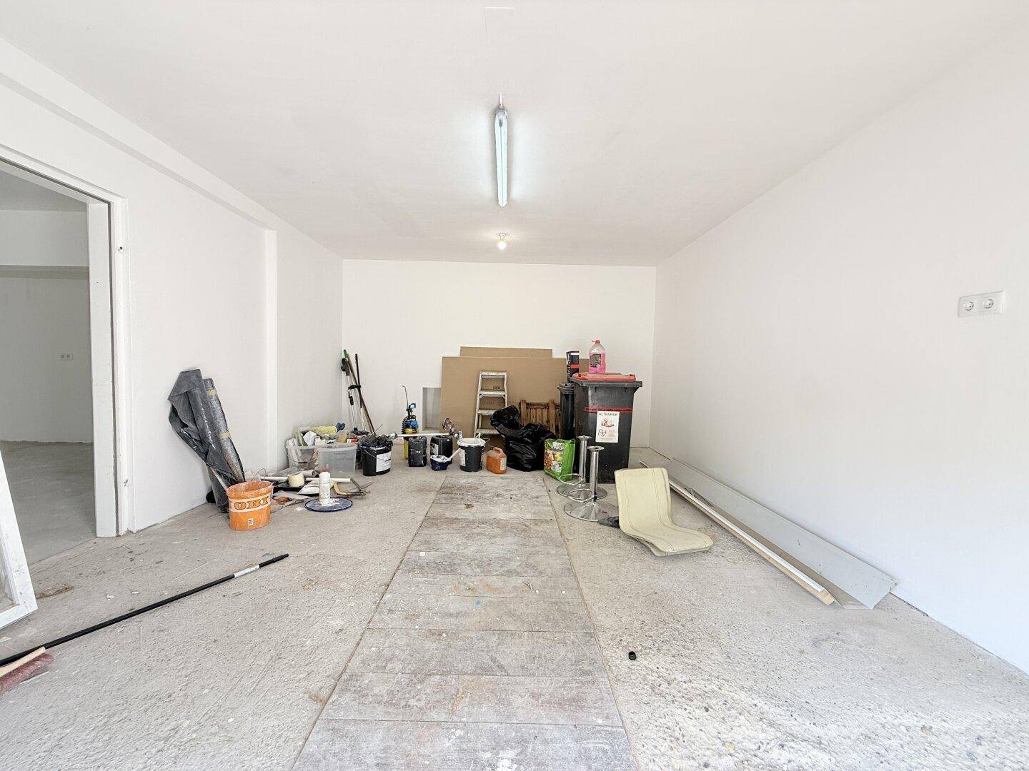Garage mit Werkzeugen und Baumaterialien, die auf die Fertigstellung warten.