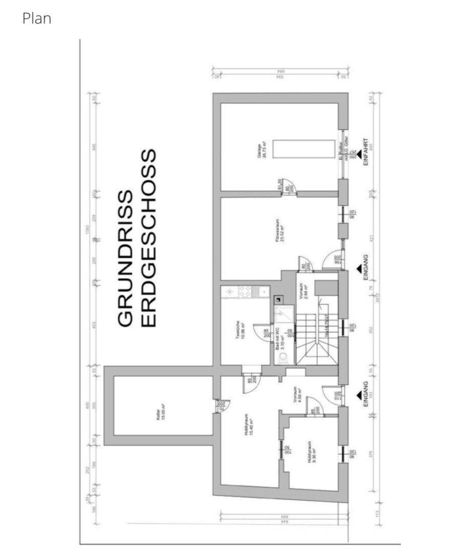 Grundriss des Erdgeschosses mit Garage, Eingangsbereichen und einem Gäste-WC.