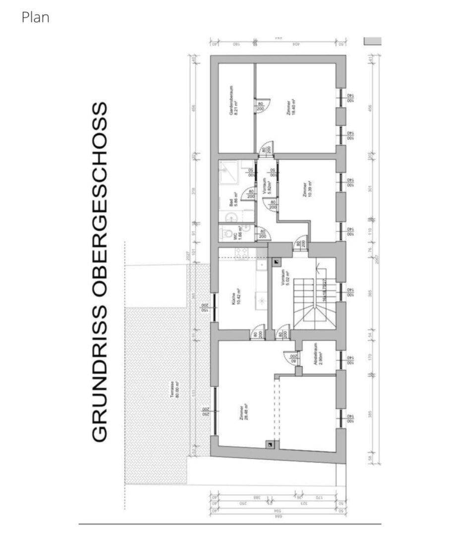 Grundriss des Obergeschosses mit Küche, Bad, Terrasse und mehreren Zimmern.