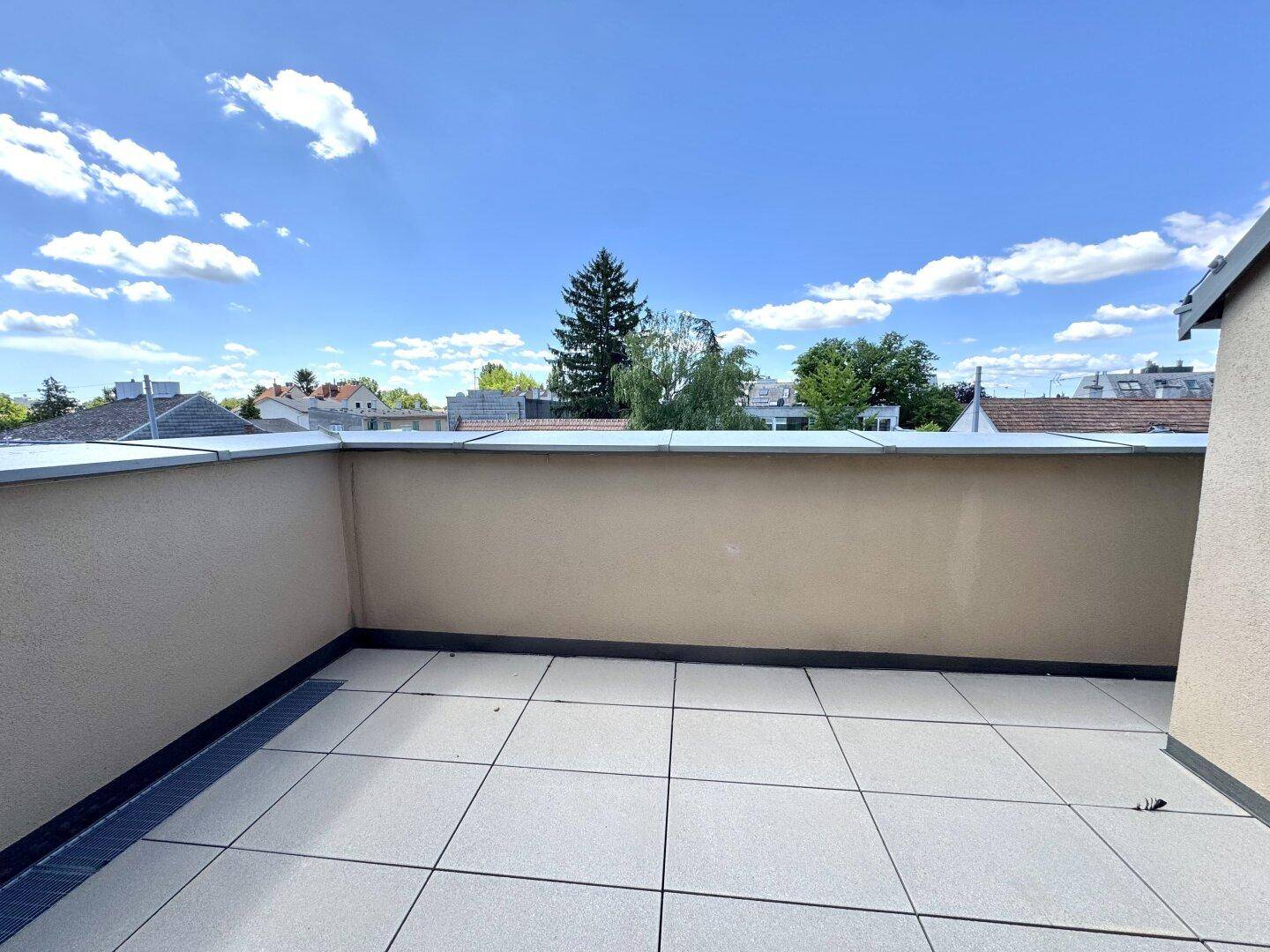 Sonniger Balkon mit weitem Blick über die Dächer und viel Platz für Outdoor-Möbel.